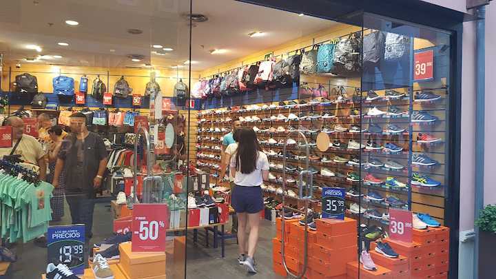Fotografia tomada fuera de Tienda de deporte Valencia Décimas - Tienda de ropa de deportes en ES, Valencia