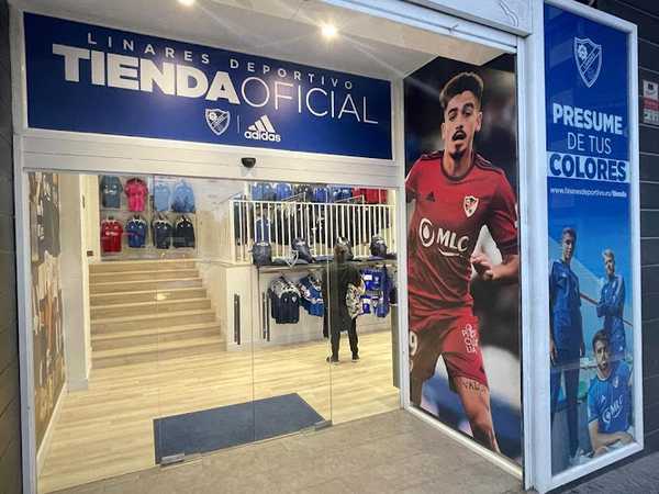 Fotografia tomada fuera de Tienda Oficial Linares Deportivo - Tienda de ropa en Linares, Jaén