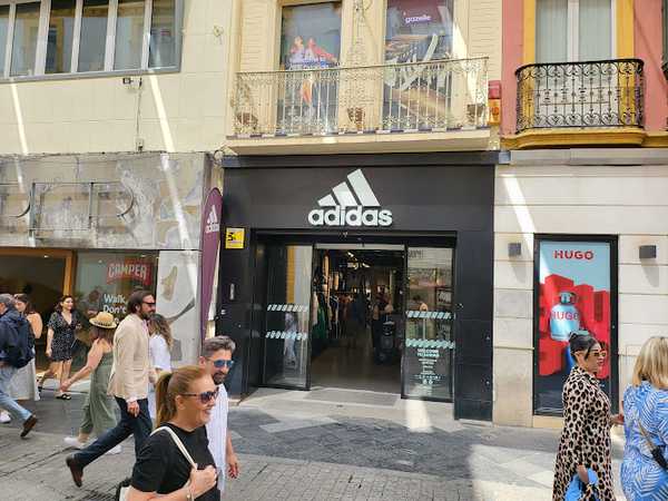 Fotografia tomada fuera de Adidas Store Sevilla - Tetuán - Tienda de ropa de deportes en Sevilla, Sevilla
