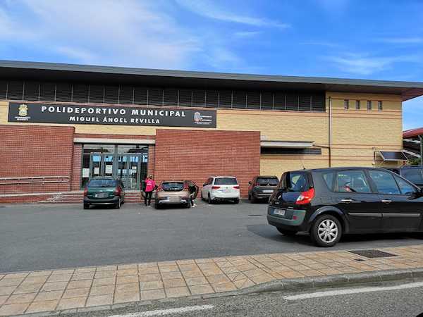 Fotografia tomada fuera de Polideportivo Miguel Angel Revilla - Polideportivo en Ajo, Cantabria