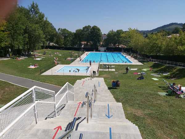 Fotografia tomada fuera de kanpo Udal Igerilekua/Piscinas exteriores - sitios de interés en Urretxu, Guipúzcoa