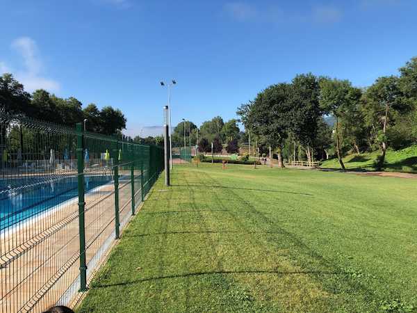 Fotografia tomada fuera de Piscinas Municipales Baralla - Piscina en Baralla, Lugo