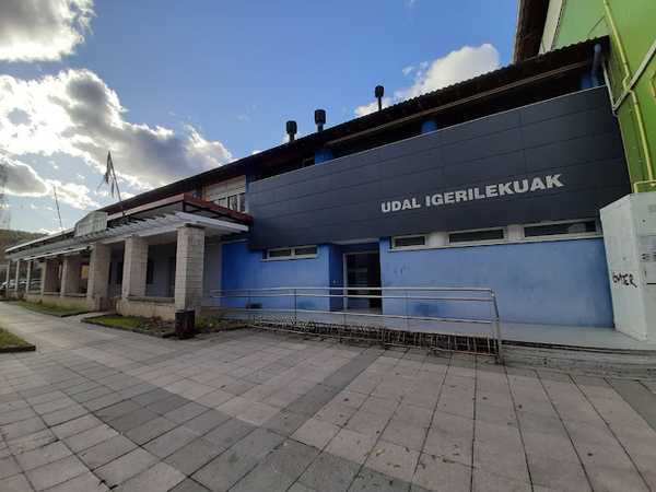 Fotografia tomada fuera de Piscina municipal - Igerilekua en Sodupe, Vizcaya