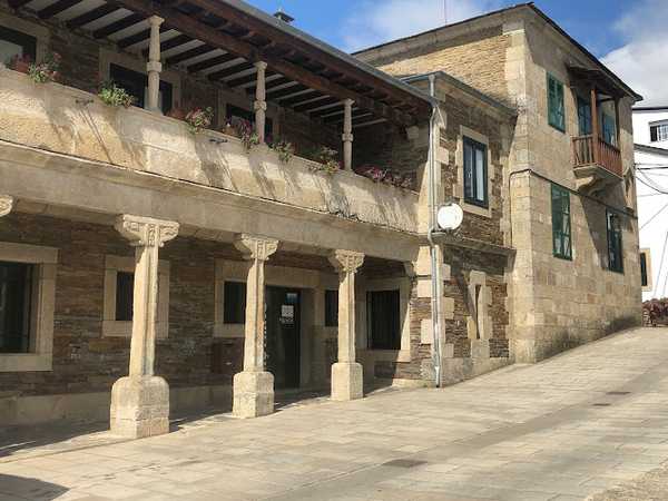 Fotografia tomada fuera de Pavillon Municipal - Centro deportivo en Portomarín, Lugo
