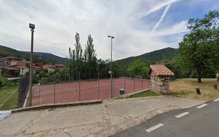 Fotografia tomada fuera de Polideportivo de Puebla - Polideportivo en Puebla de la Sierra, Madrid