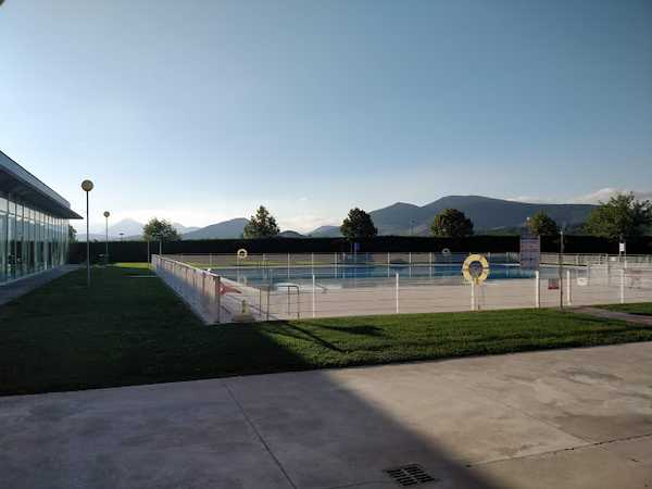Fotografia tomada fuera de Instalaciones Deportivas y Piscinas Municipales - Polideportivo en Berriosuso, Navarra