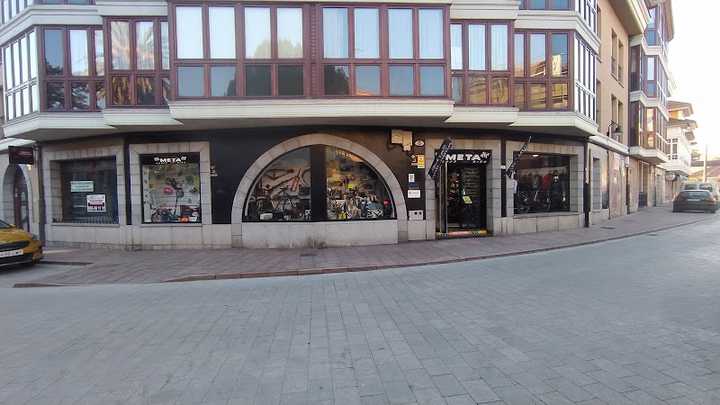Fotografia tomada fuera de Metasport bike - Sporting goods store en Llanes, Asturias