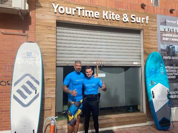 Fotografia tomada fuera de YourTime kite & Surf - Escuela deportiva en Almería, Almería