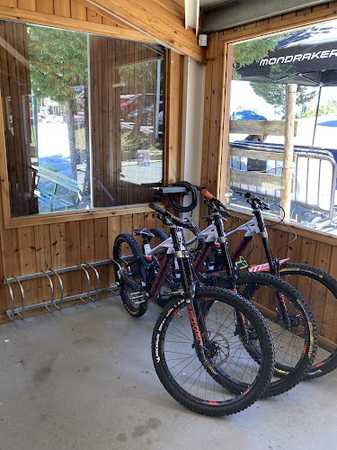 Fotografia tomada fuera de Inland La pinilla alquier DH - Tienda de deportes al aire libre en La Pinilla, Segovia